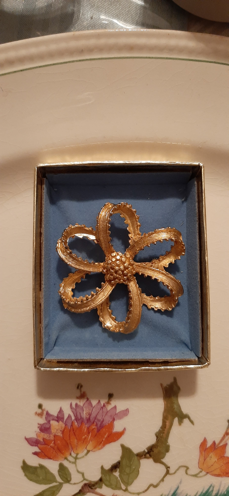 Vintage Gold Tone Flower Brooch