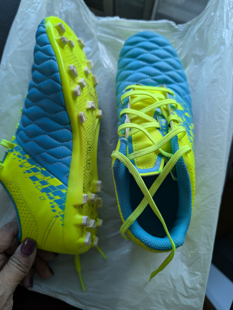 Kipsta Soccer Shoes - Size 4 US - photo 2