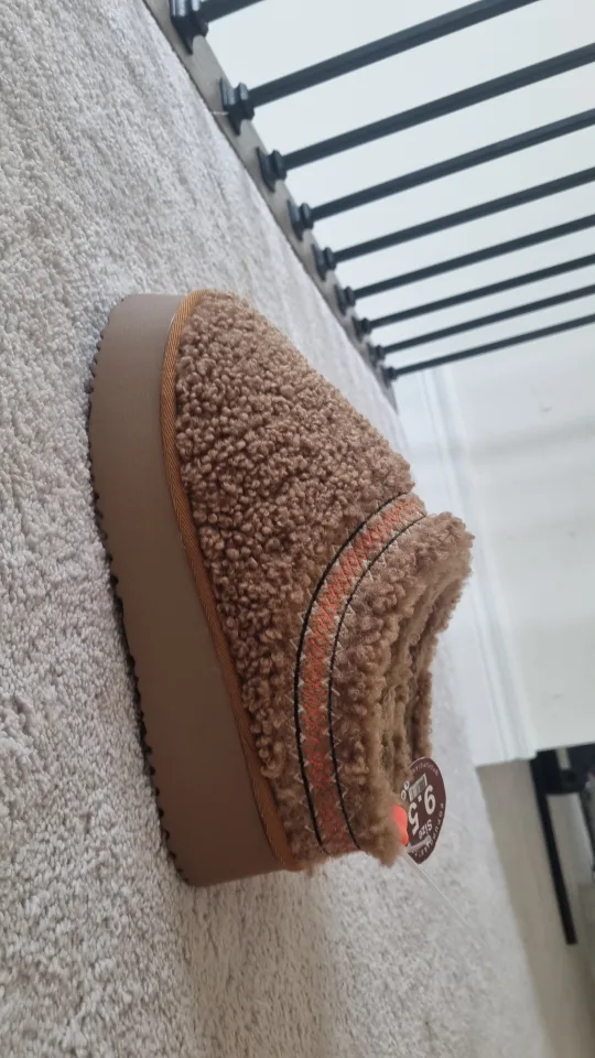 Uggs Slippers Size 9.5 - New thumbnail