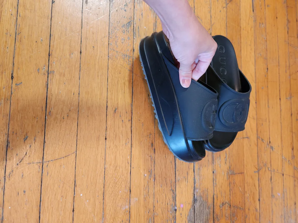 Gucci Slides Black image indicator(2)