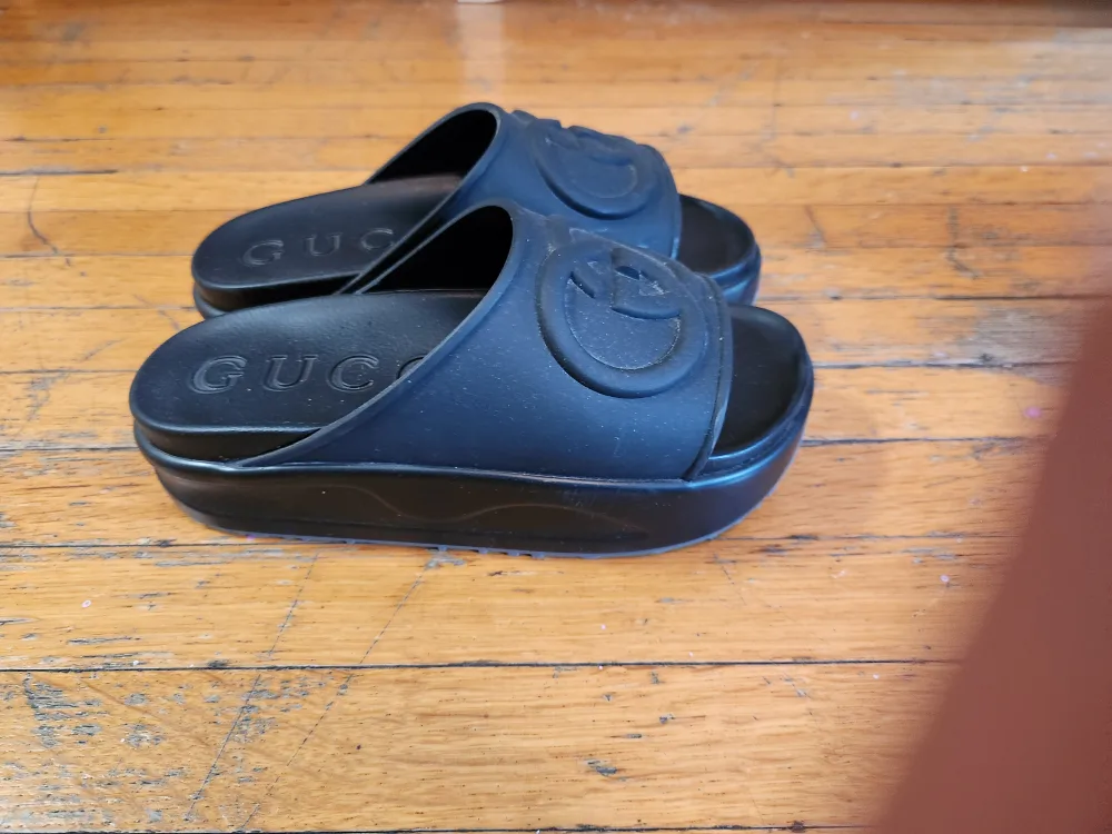 Gucci Slides Black image indicator(3)