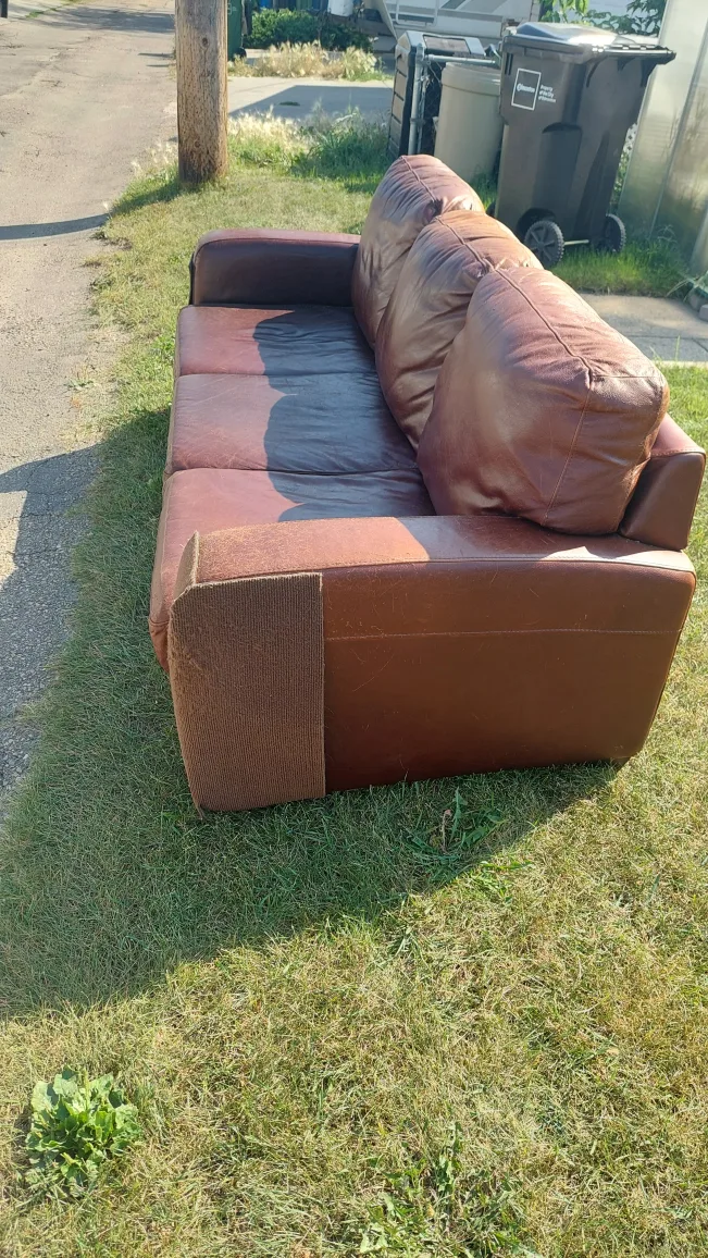 Free Brown Leather Sofa image indicator(2)