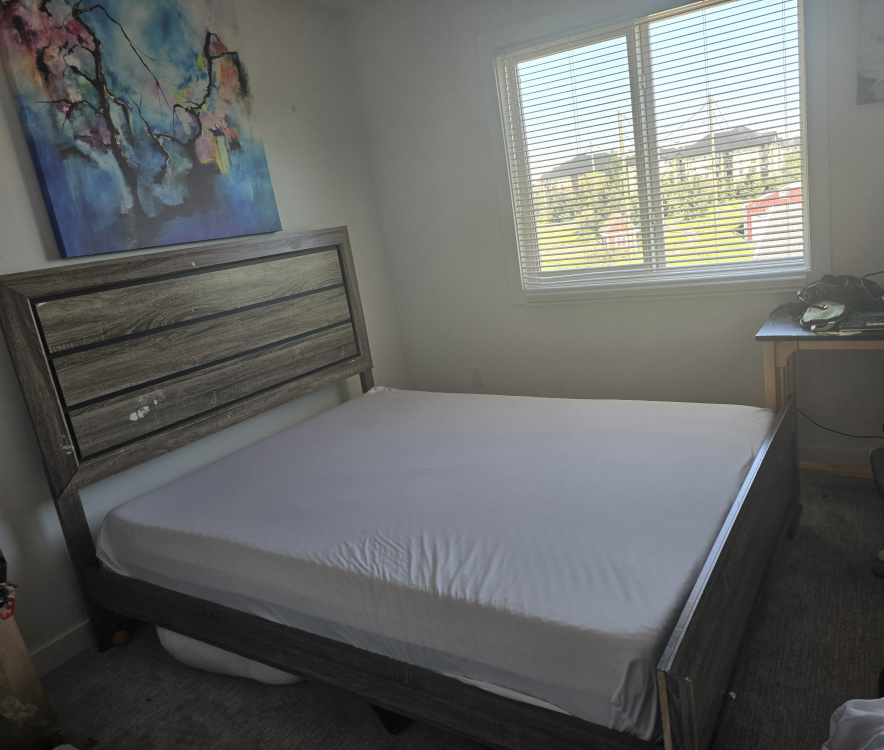 Queen Size Bed Frame - Wood and mattress - photo 2