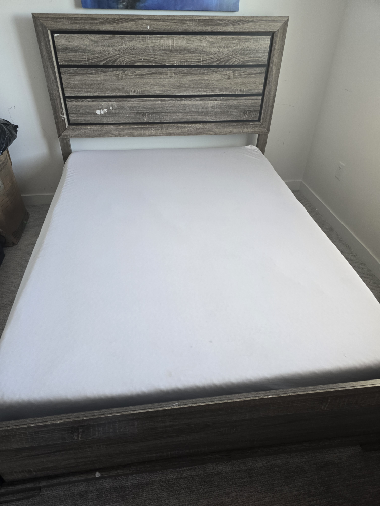 Queen Size Bed Frame - Wood and mattress - photo 3
