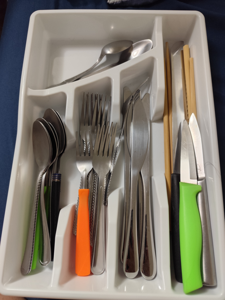 Cutlery set with organizer