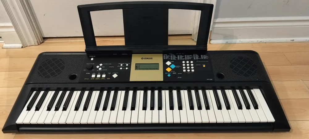 Yamaha YPT-220 Keyboard thumbnail