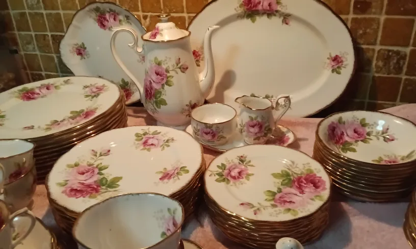 Royal Albert "American Beauty "  Sets for 10 Plus Serving Pieces image indicator(3)