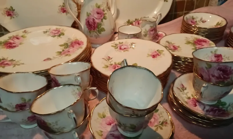 Royal Albert "American Beauty "  Sets for 10 Plus Serving Pieces image indicator(4)