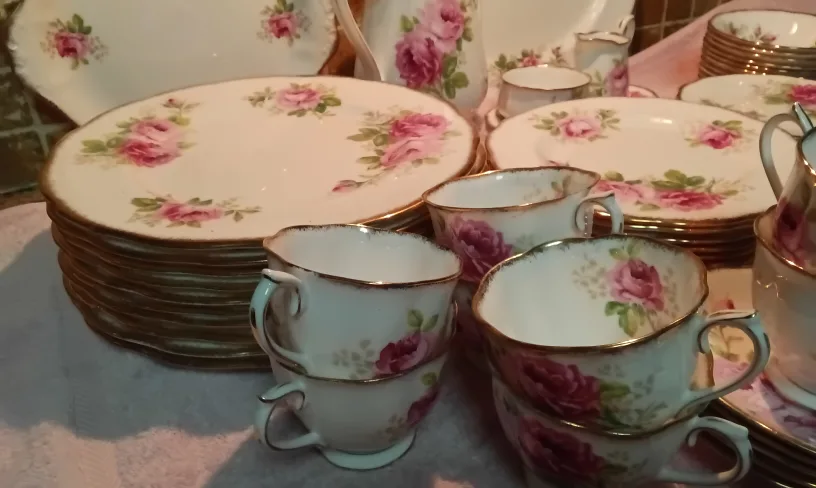 Royal Albert "American Beauty "  Sets for 10 Plus Serving Pieces image indicator(6)