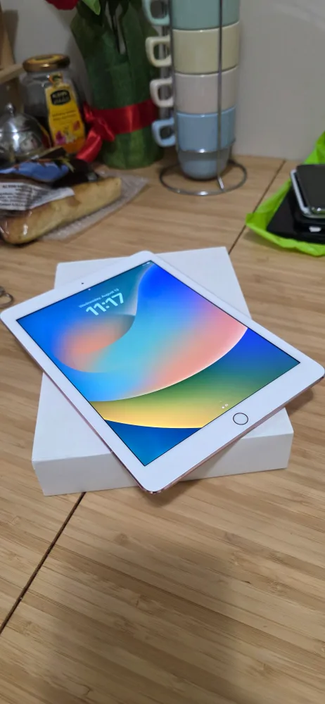 Apple iPad pro 9.7 inch thumbnail