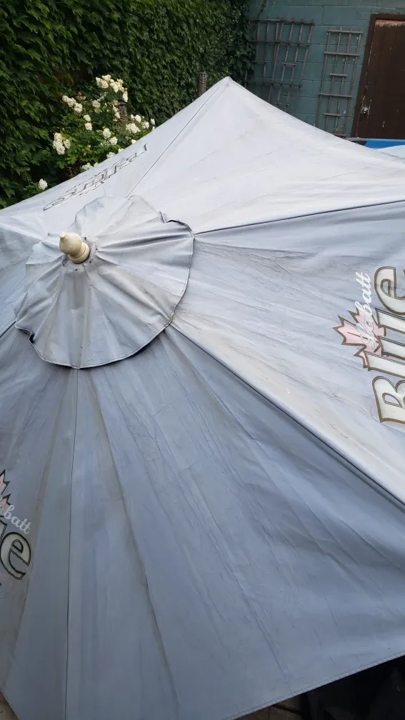 8ft Labatt Blue Pilsener Patio Umbrella image indicator(2)