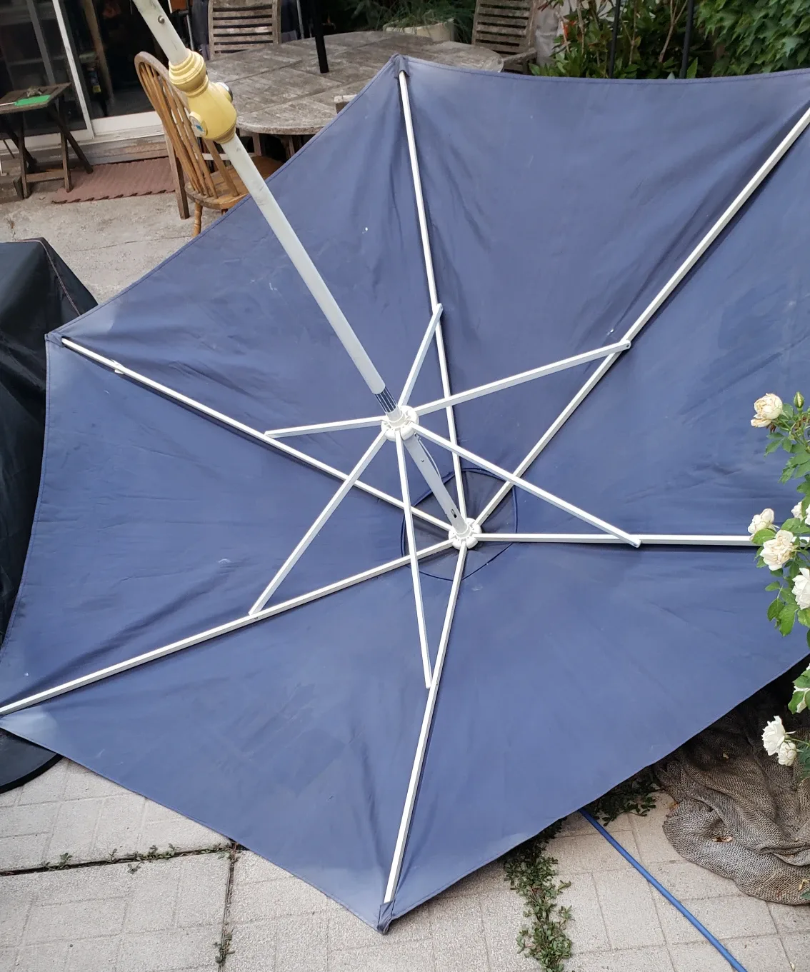 8ft Labatt Blue Pilsener Patio Umbrella image indicator(3)