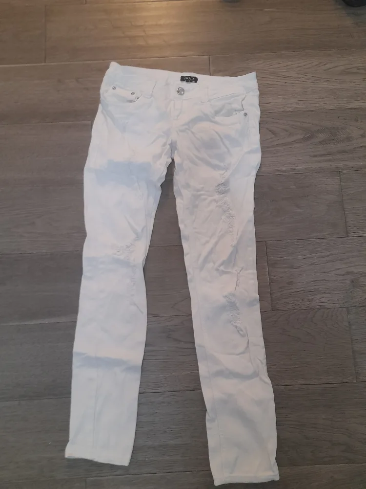 True Religion White Distressed Jeans Size 7 thumbnail