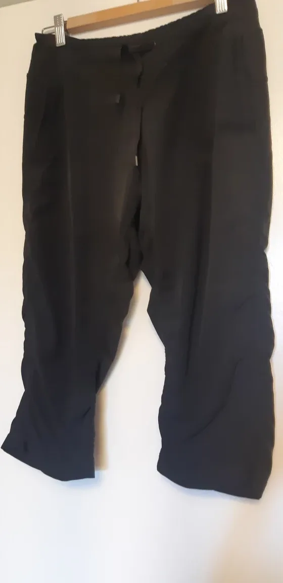 NEW Kirkland Signature Black Capri Pants - Size M image indicator(6)