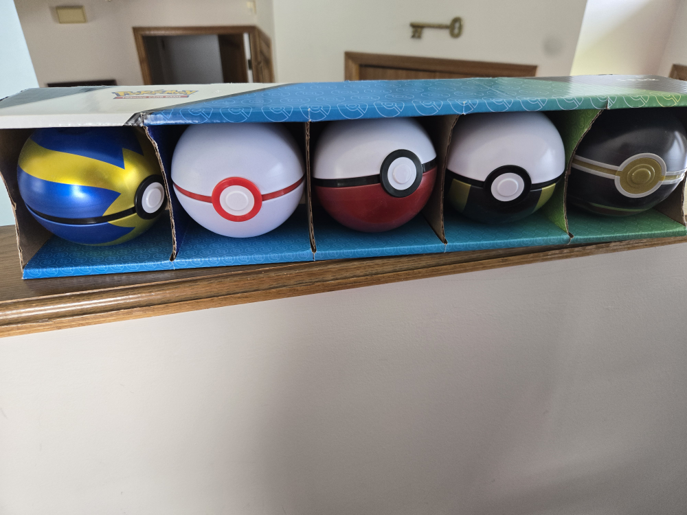 Pokémon Replica Poké Ball Collection Canister set