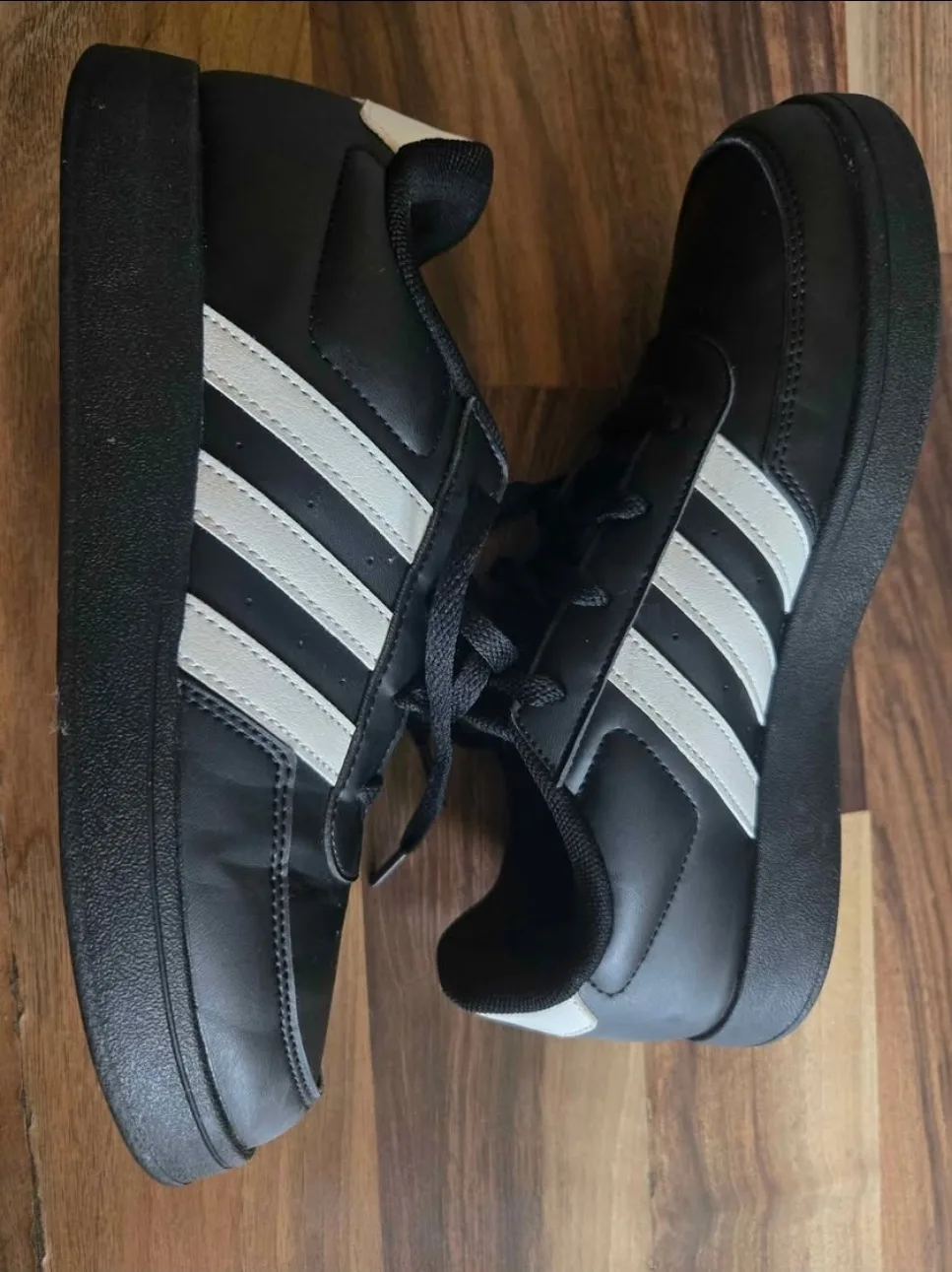 Adidas Shoes image indicator(2)