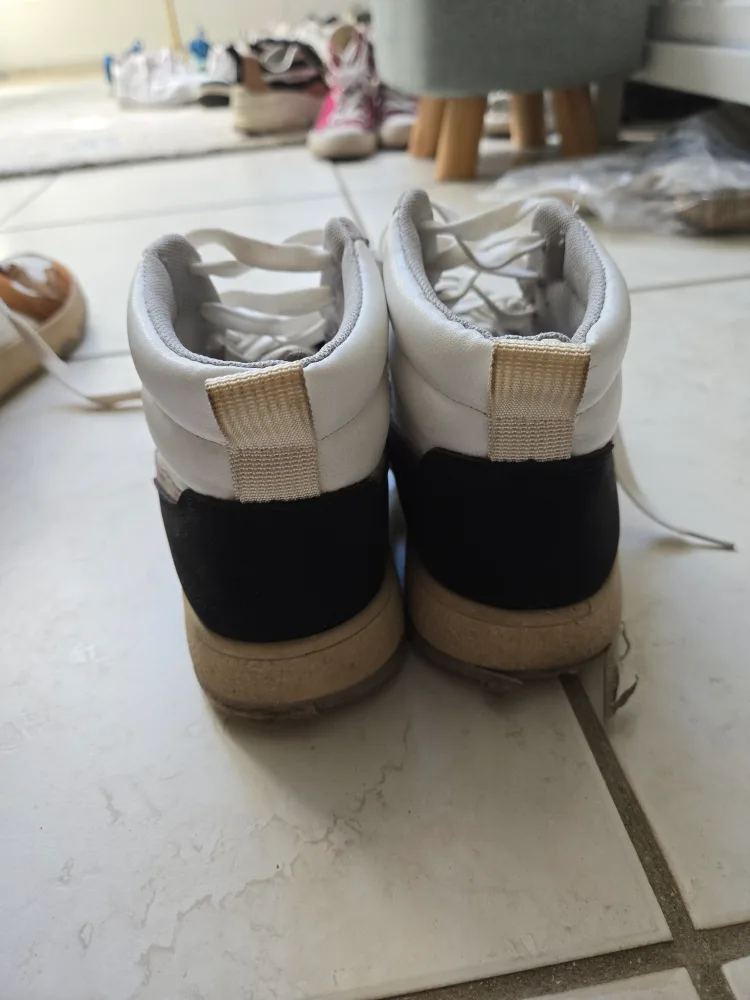 Size 6 6.5 High-top Colourblock Sneakers image indicator(5)