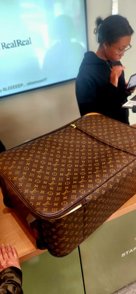 Louis Vuitton Pegase 70 Large Suitcase image indicator(2)