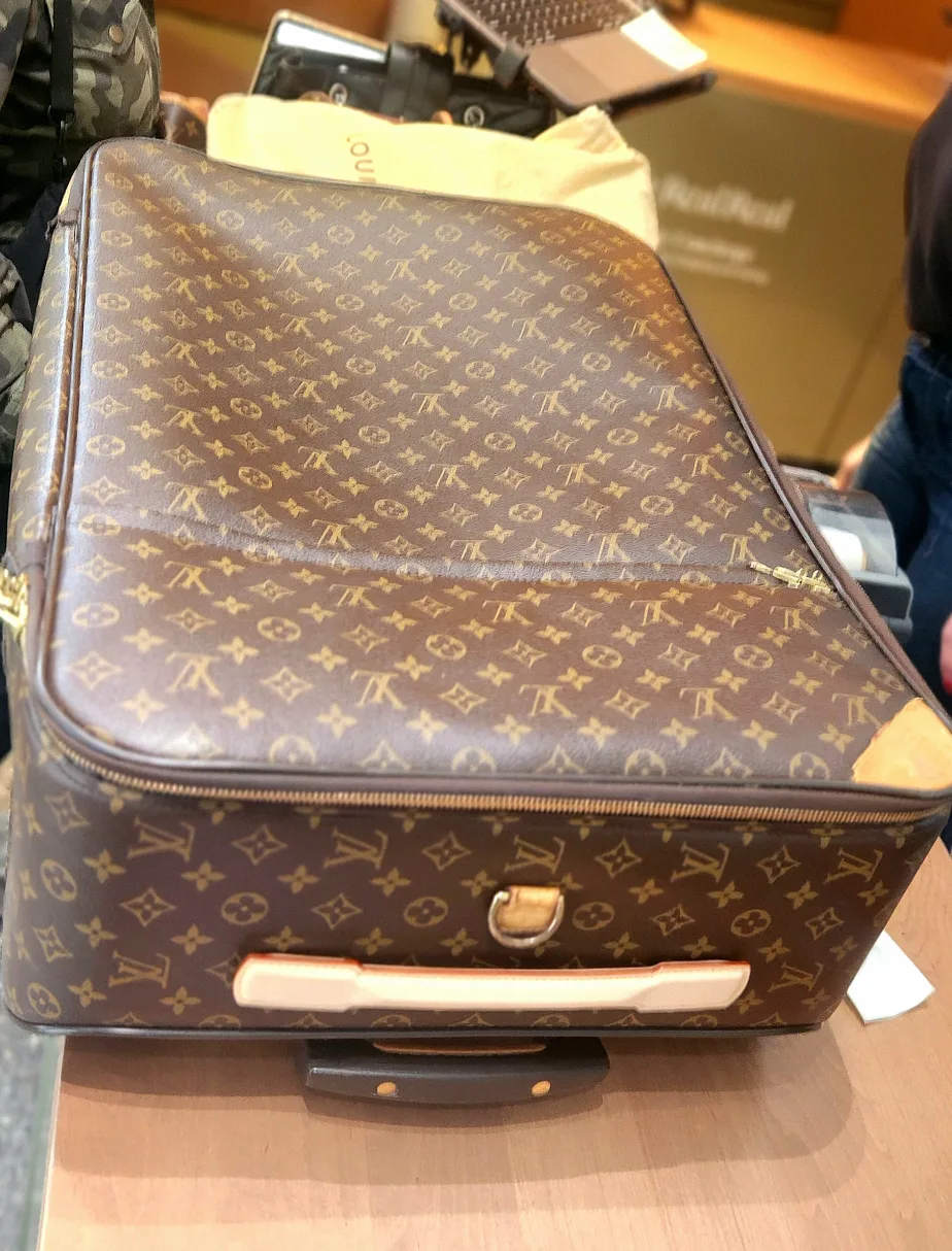 Louis Vuitton Pegase 70 Large Suitcase image indicator(3)