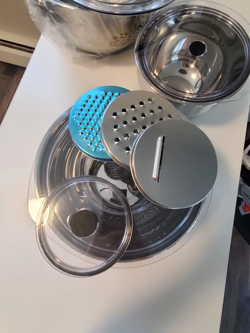 Near new stainless steel mixing bowls with lids image indicator(4)