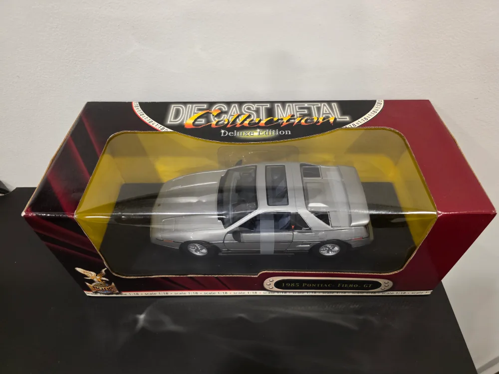 1985 Pontiac Fiero GT Die Cast Metal Deluxe Edition 1:18 image indicator(2)