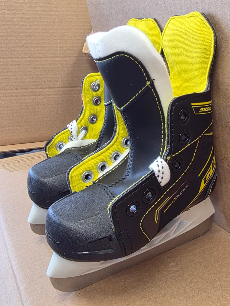 CCM Super Tacks 9350 Youth Ice Skates Size 10 image indicator(2)