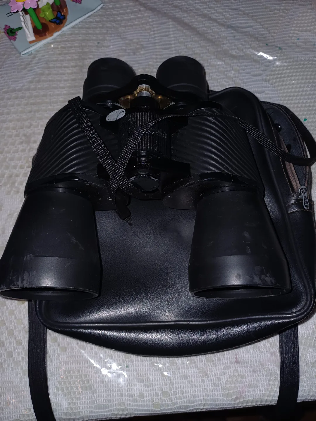 Binoculars with Carrying Case image indicator(3)