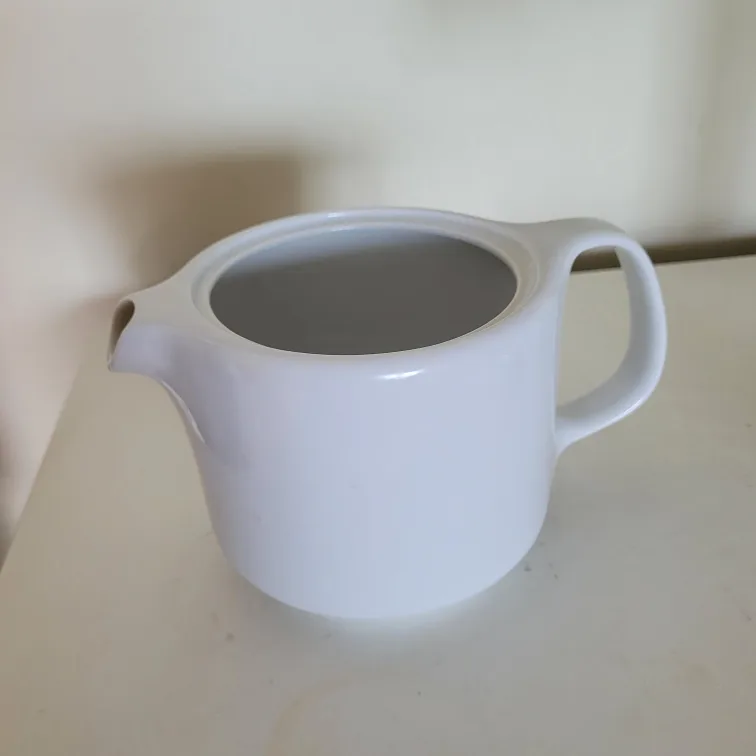 🥕 Freecycle White Ceramic Creamer with Lid thumbnail