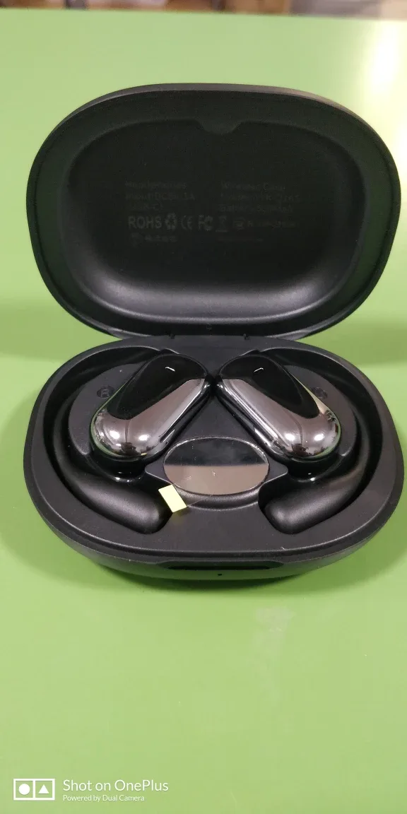 Wireless Earbuds - New! thumbnail