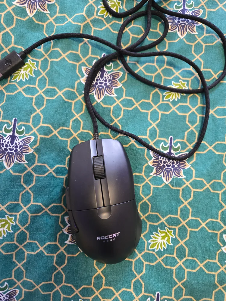 Roccat KONE Pro Ergonomic gaming mouse thumbnail