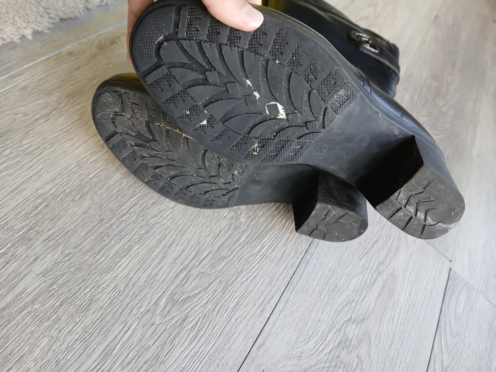 Canada Comfort beautiful black knee high warm boots, size 8 image indicator(10)