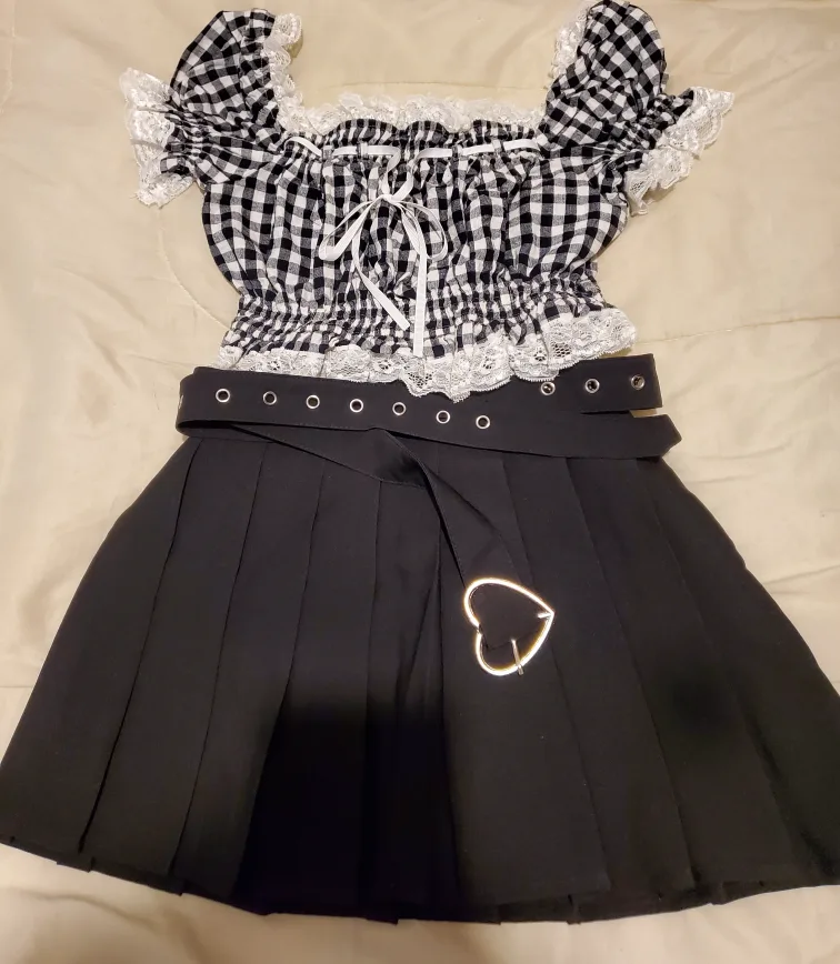 Classic black pleated mini skirt with heart buckle belt image indicator(2)