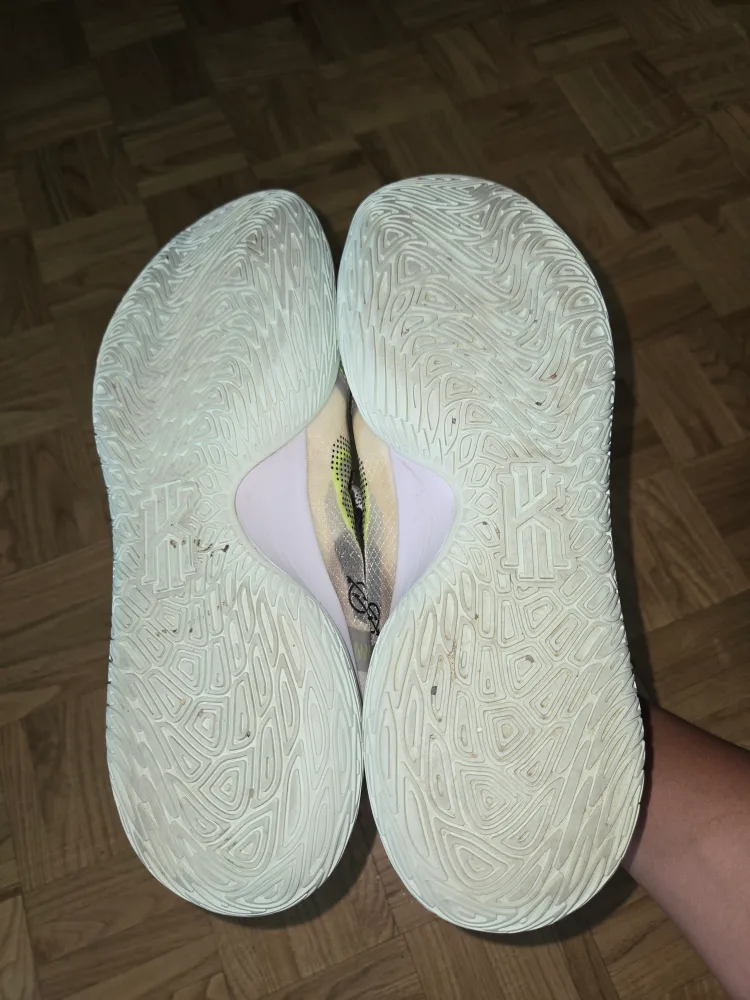 Nike Kyrie Low 5 Basketball Shoes - Size 9 image indicator(3)