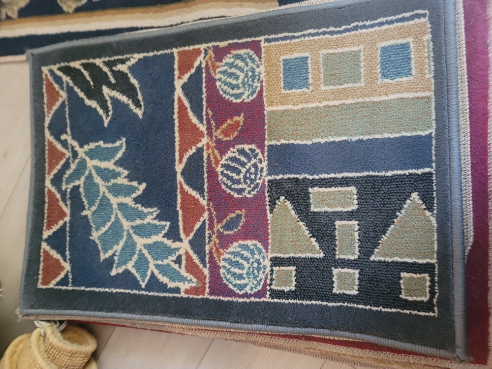Assorted Floral Patterned Rugs - photo 2