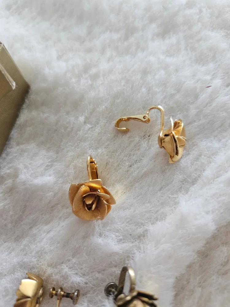 Vintage Clip-On Earrings - Gold & Pearl image indicator(2)