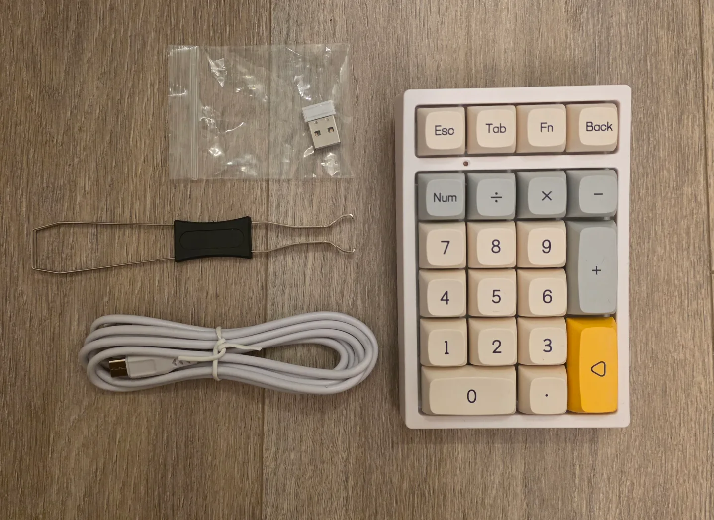 Epomaker TH21 Wired/Wireless Numpad - Cream image indicator(2)