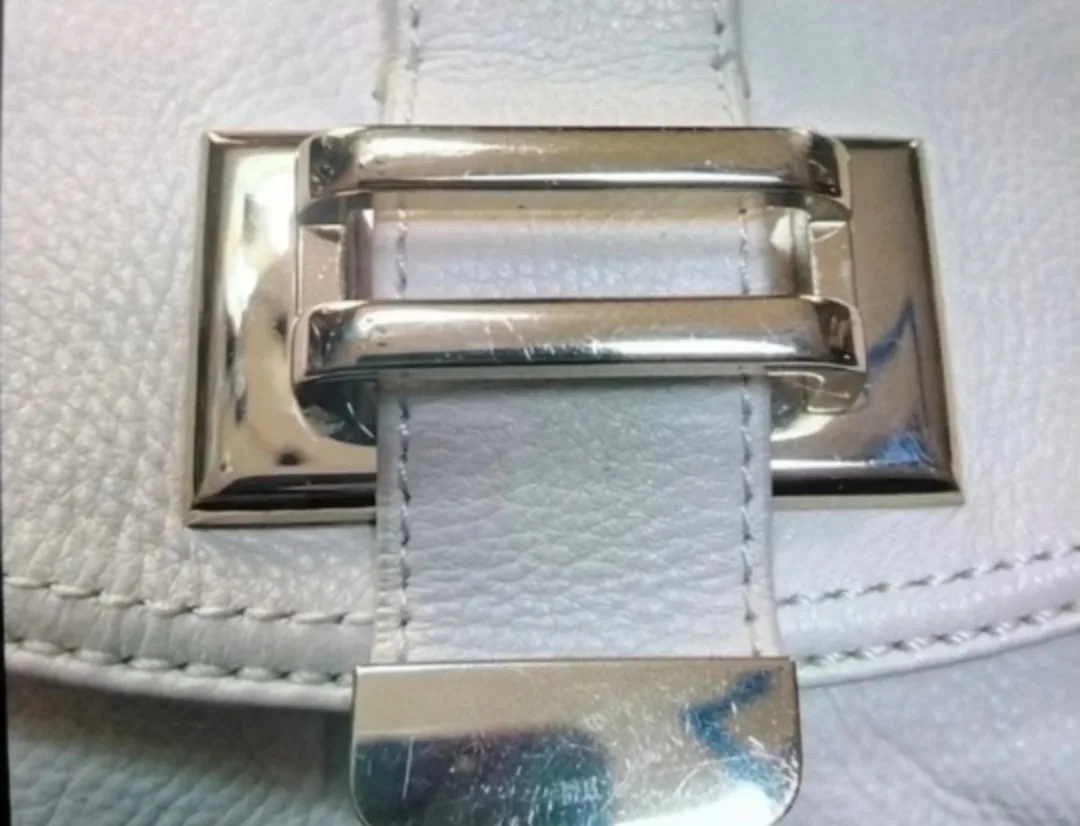 Liz Claiborne New York off-white 100% Leather Shoulder Bag image indicator(2)