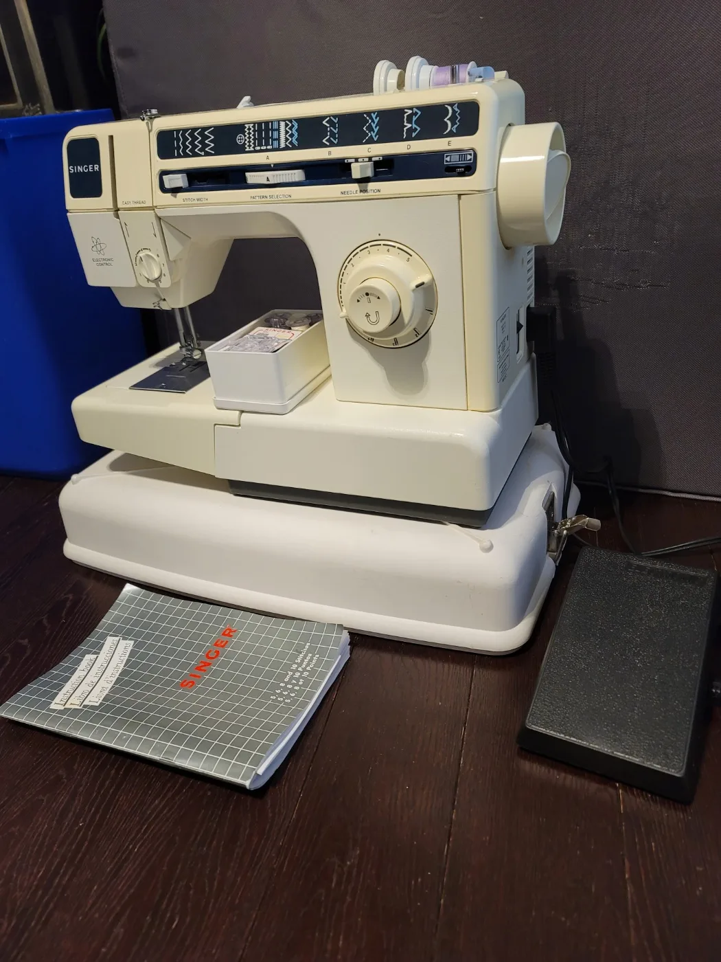 Singer Sewing Machine with Case image indicator(3)