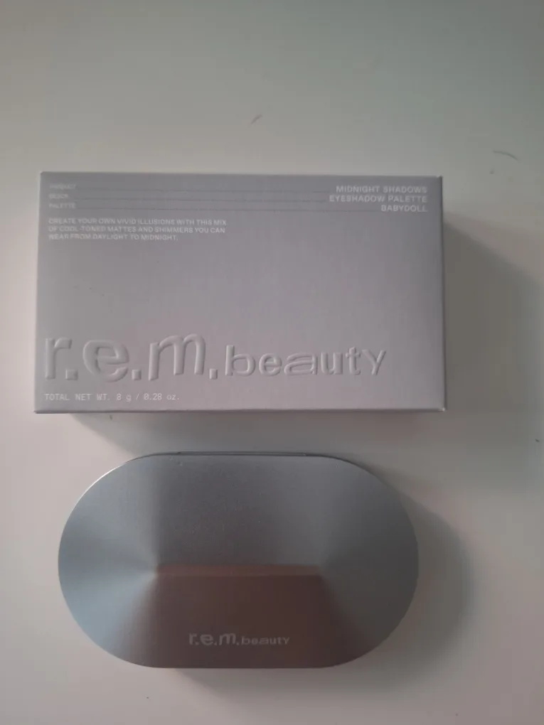 r.e.m. beauty Midnight Shadows Eyeshadow Palette - Baby Doll image indicator(2)