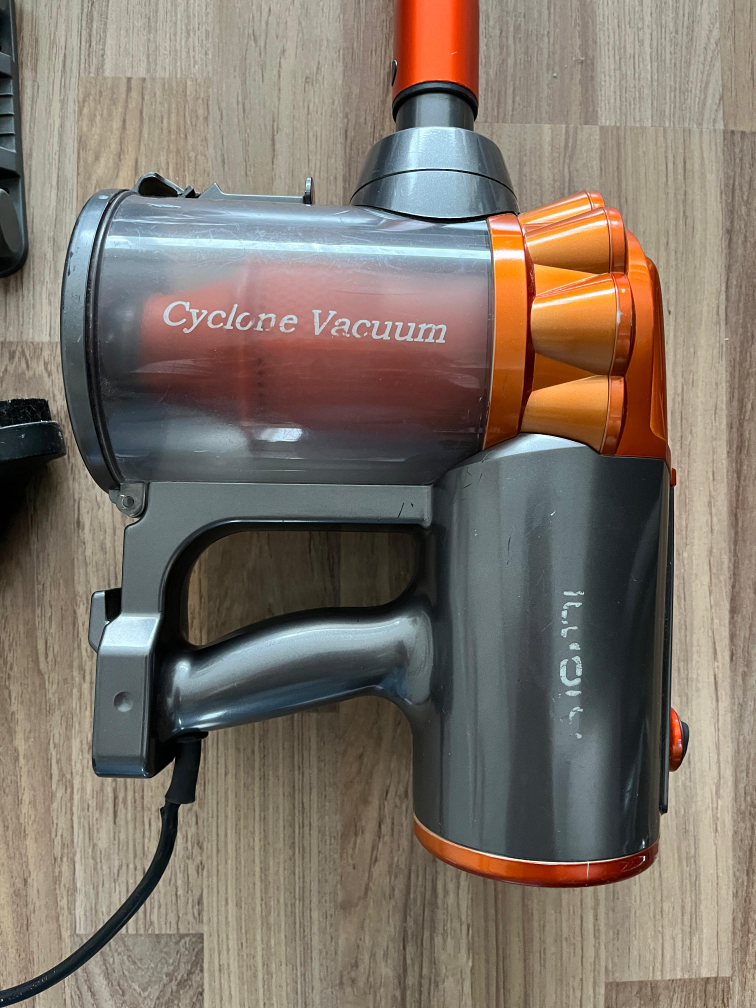 iwoly V600 Corded Vacuum - with minor loose power connection - photo 2