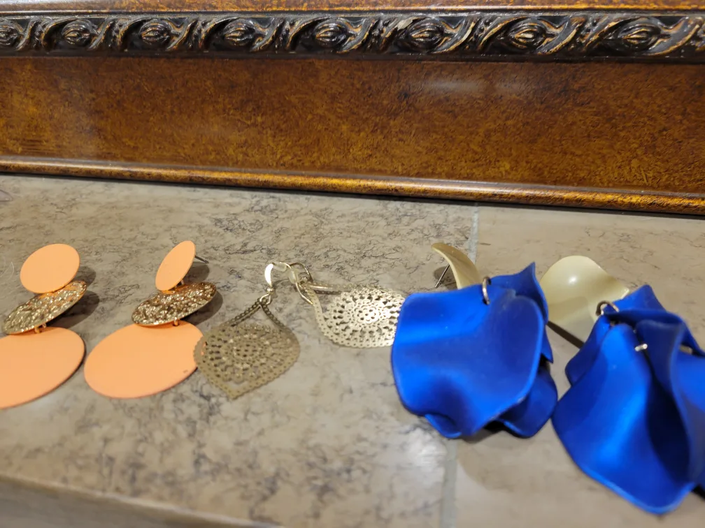 3 Pairs Of Fashion Earrings thumbnail