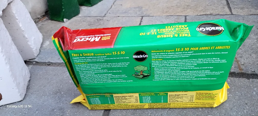 Miracle-Gro Tree & Shrub Fertilizer Spikes 12-Pack image indicator(3)