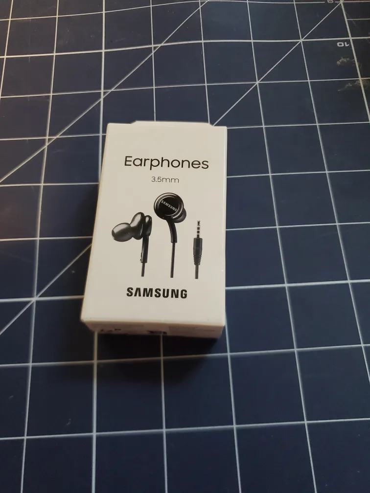 New Samsung 3.5mm Earphones thumbnail