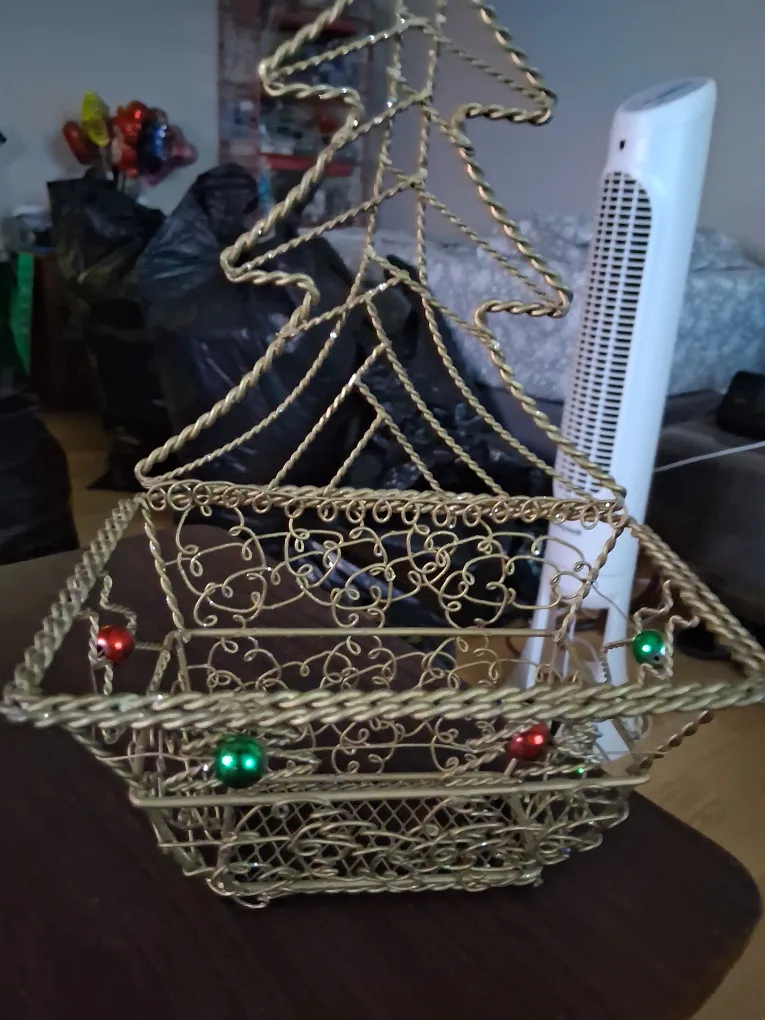 Christmas Tree Basket - Gold Wire thumbnail