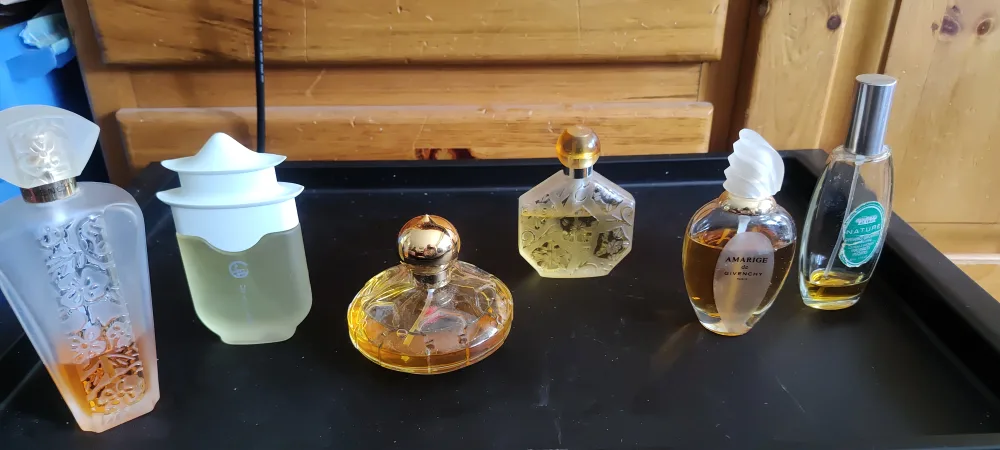 Six Bottles of Perfume image indicator(3)