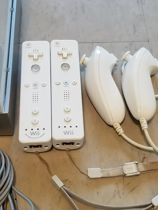 Nintendo Wii Console + controllers + all cables TESTED image indicator(2)