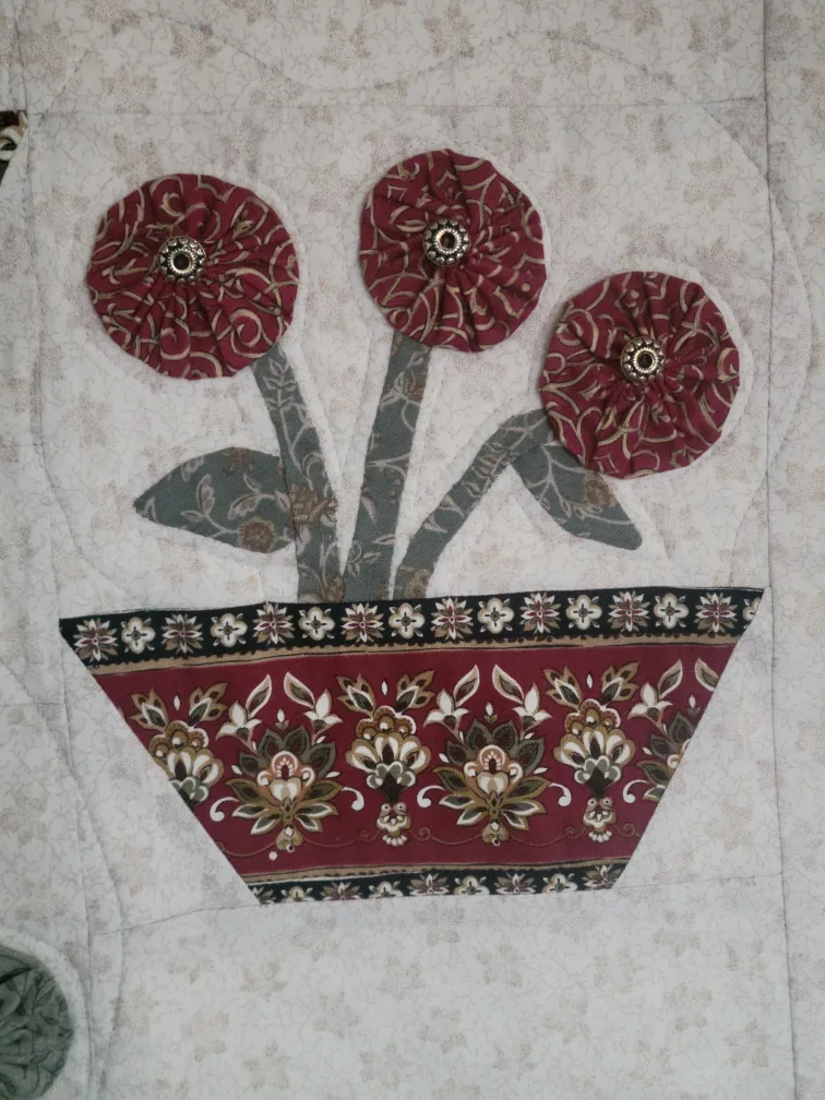 Handmade Floral Appliqué Wall Hanging Quilt. Quilt textile art image indicator(4)