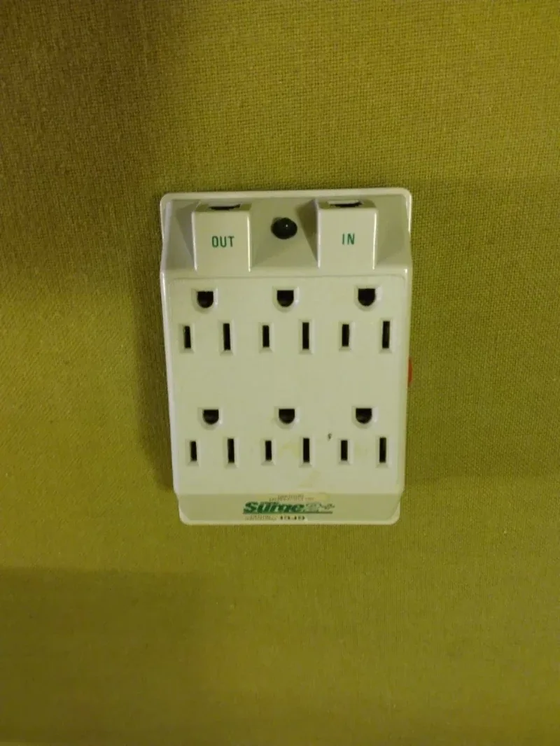 ➡️ GFCI Protected Surge Power Strip (2) image indicator(2)