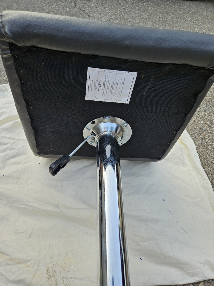 selling the Black seat of a  Swivel Bar Seat Stool - photo 4