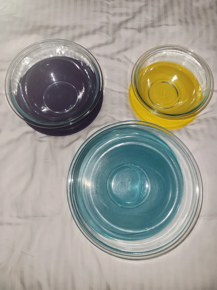 Pyrex Glass Mixing Bowl Set with Lids thumbnail